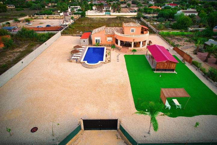 Chalet para 10 personas, con vistas y sauna además de piscina y jardín, Se admiten mascotas en Elche