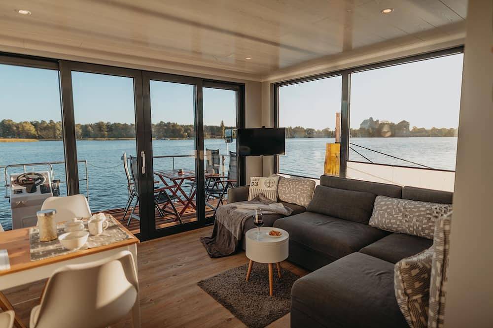 Hausboot Enola, ein Riverloft auf dem Röblinsee mit Motorboot <br>Fürstenberg/Havel in Röblinsee, Fürstenberg/Havel