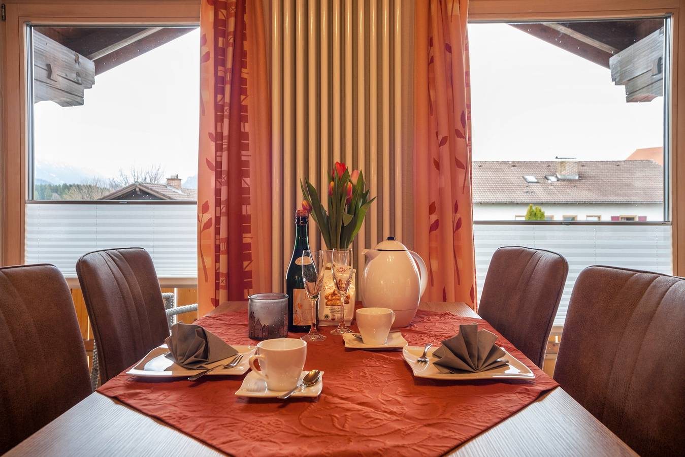 Ganze Wohnung, Ferienwohnung 'Schloßberg' mit Bergblick, Balkon und Wlan in Hopferau, Bayerisch Schwaben