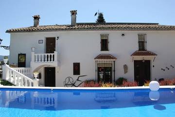 Casa rural para 8 personas, con piscina además de balcón y jardín en Segura de la Sierra