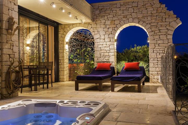 Chambre d’hôte pour 2 personnes, avec sauna et jacuzzi ainsi que terrasse et piscine à Martignargues