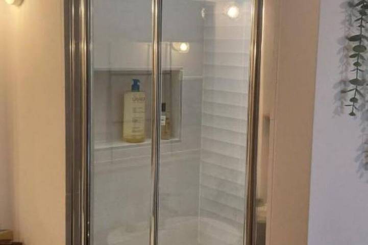 Entire apartment, Charming little studio (no kitchen) ideal for a couple Swimming pool- Sea 5 mins away in La Ciotat, Marseille region