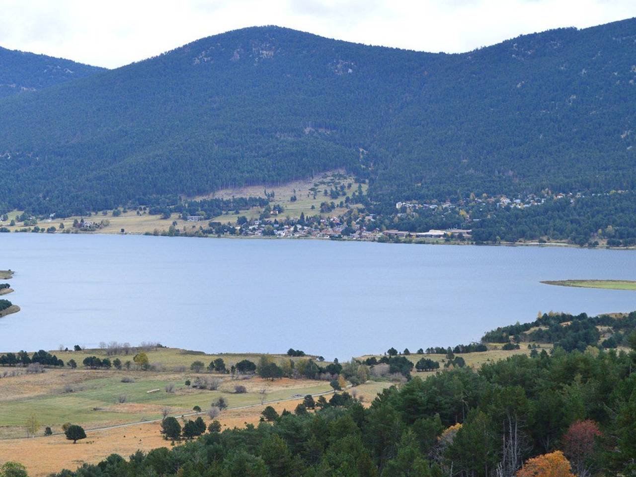 Appartement entier, Appartement lumineux avec vue sur le lac, parfait pour se détendre in Les Angles, Parc naturel régional des Pyrénées catalanes