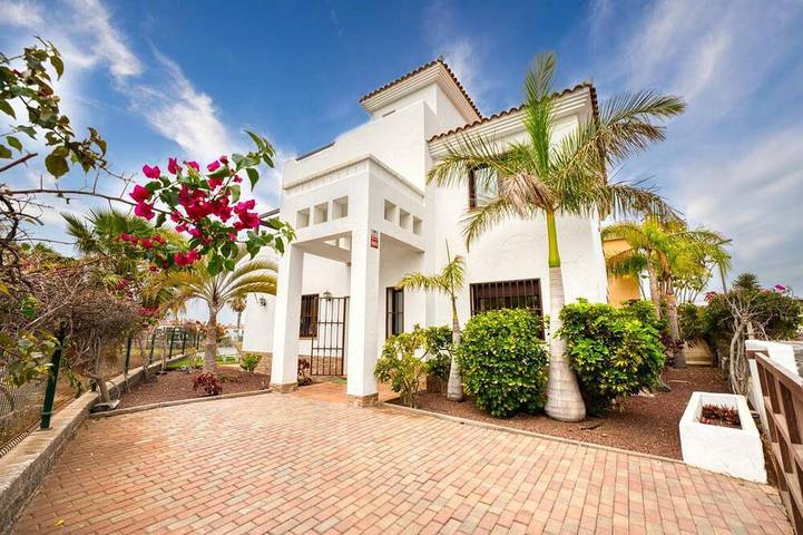Villa for 8 people, with balcony and garden in Amarilla Golf