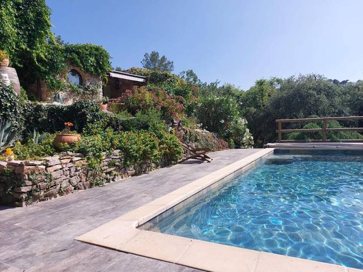 Location de vacances pour 4 personnes, avec jacuzzi ainsi que piscine et jardin, adapté aux familles à Tourves