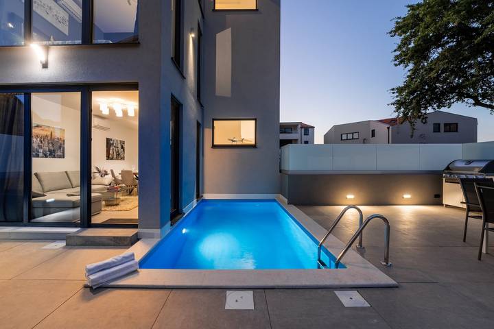 Villa für 8 Personen, mit Terrasse und Pool in Funtana