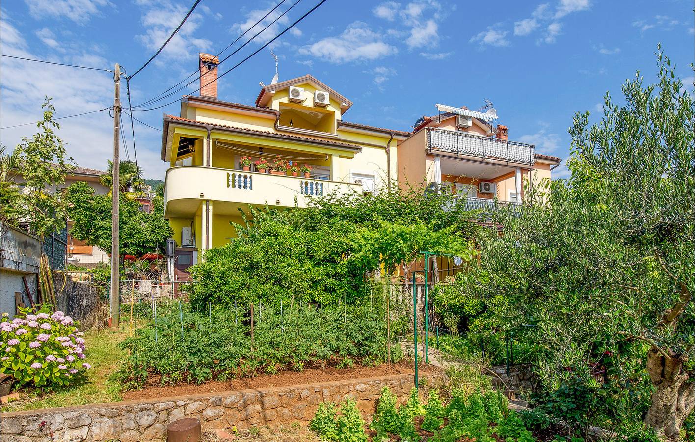 Ganze Ferienwohnung, Gemütliche Ferienwohnung mit Terrasse, WLAN und Parkplatz, 2 km vom hundefreundlichen Strand entfernt in Ika, Opatija Riviera