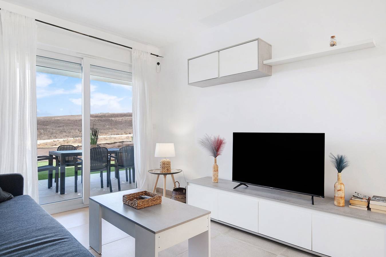 Apartamento entero, Apartamento 'Bajo Con Jardín Privado Atalanterra' con vistas al mar, piscina compartida y Wi-Fi in Atlanterra, Tarifa