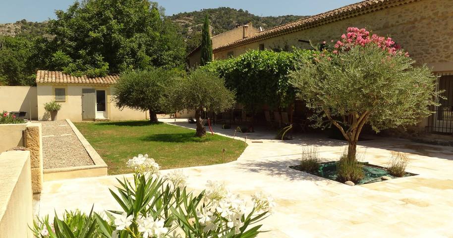 Gîte pour 12 personnes, avec piscine et terrasse à Cheval-Blanc - 4