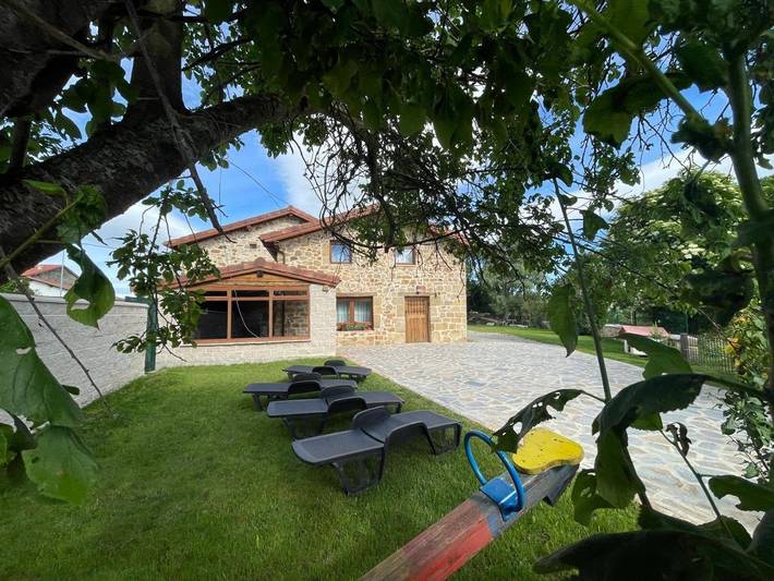 Casa rural para 14 personas, con jardín además de vistas al lago y vistas en Las Rozas de Valdearroyo