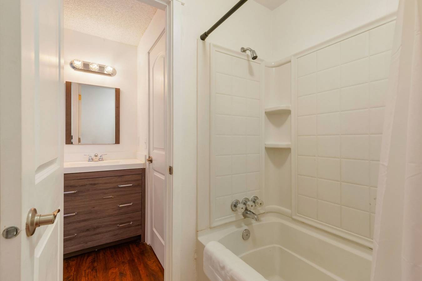 Bright 2Br Lynnwood Retreat in Picnic Point-North Lynnwood, Snohomish County