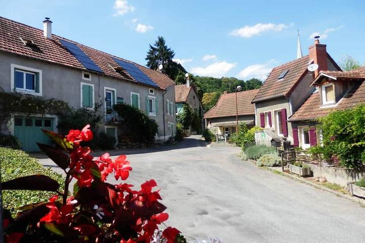 Gîte pour 5 personnes, animaux acceptés à Broye