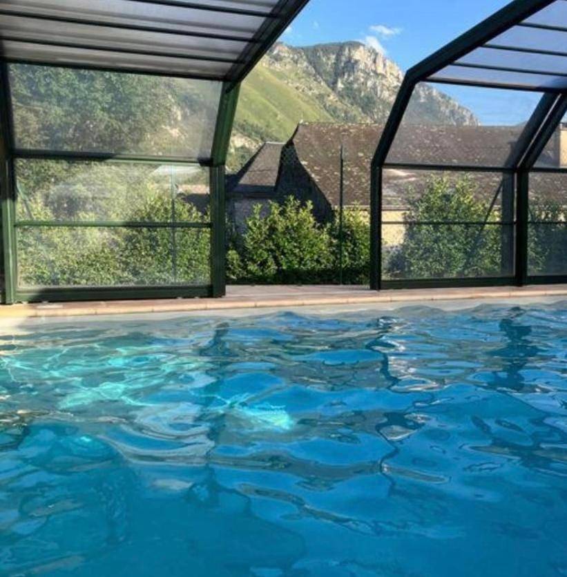 Appartement entier, La Suite Unique - Le jardin sur les Pyrénées- vue panoramique montagne -jardin clôturé privé de 100m2-Parking-Linge de lit et serviettes compris- in Bielle (Pyrénées-Atlantiques), Béarn