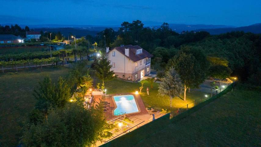 Apartamento para 14 personas, con jardín además de piscina y vistas en Teo