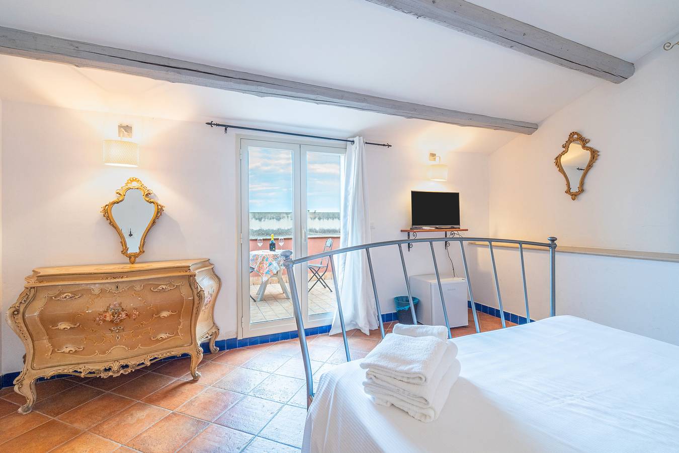 Camera "Cabernet R12" con piscina condivisa, Wi-Fi e aria condizionata in Siracusa, Siracusa e dintorni