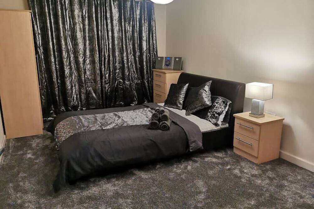 Entire apartment, Paramount city view located at heart of city in Swindon, North Wessex Downs