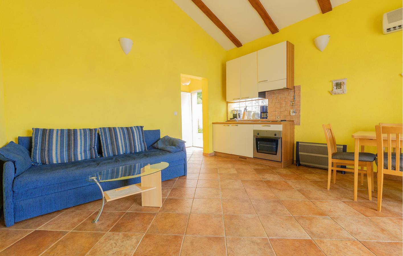 Ganze Ferienwohnung, Charmantes Apartment mit Terrasse, 300 m vom Strand entfernt – kostenlose Parkplätze und WLAN in Jablanac, Kvarner Festland