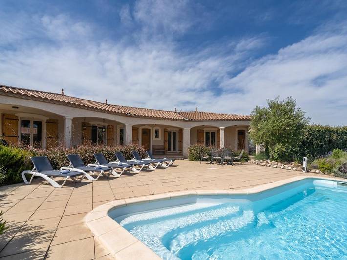 Location de vacances pour 6 personnes, avec terrasse ainsi que piscine et jardin à Pouzols-Minervois
