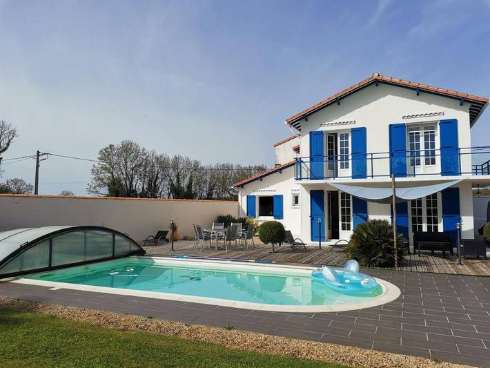 Location de vacances pour 8 personnes, avec vue ainsi que jardin et piscine à Saint-Romain-de-Benet