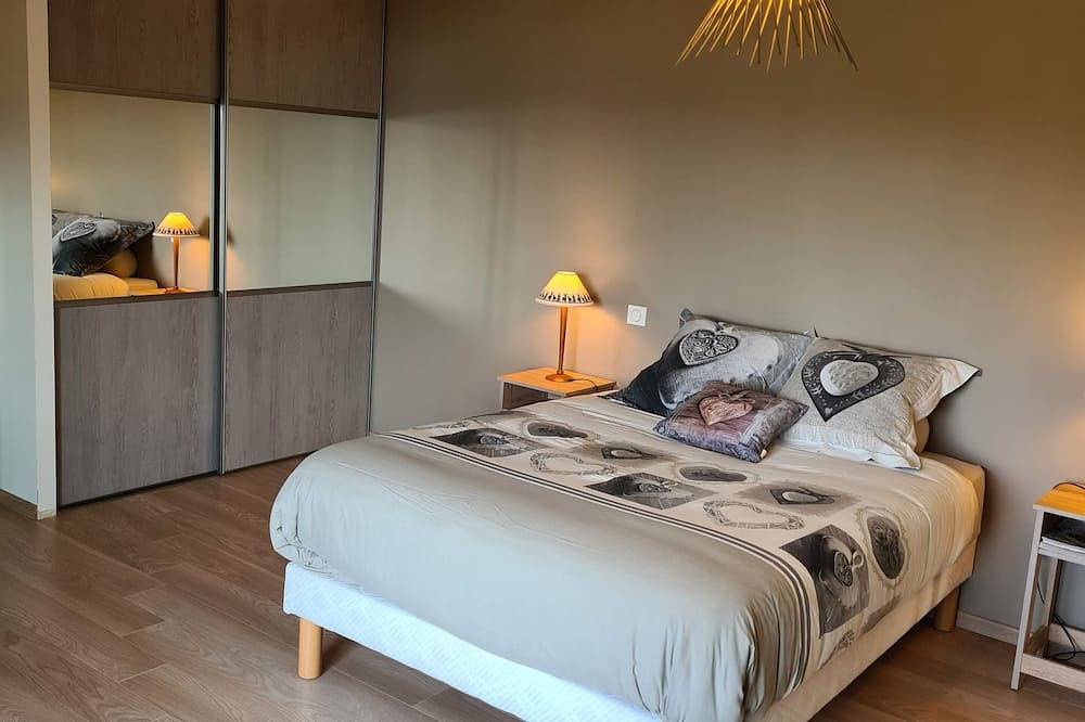 4-star gîte, 10 people, with Spa, 2 minutes from the lake. Lake view. in Aiguebelette-le-Lac, Chambéry region