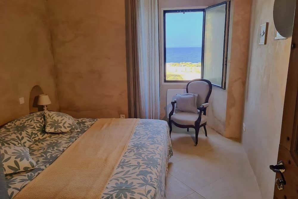 Geheel appartement, Luxury apartment, with sea view terrace, at the foot of the Genoese Tower of Erbalunga in Erbalunga, Brando