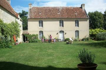 Gîte pour 10 personnes, avec jardin et jacuzzi à Perrières