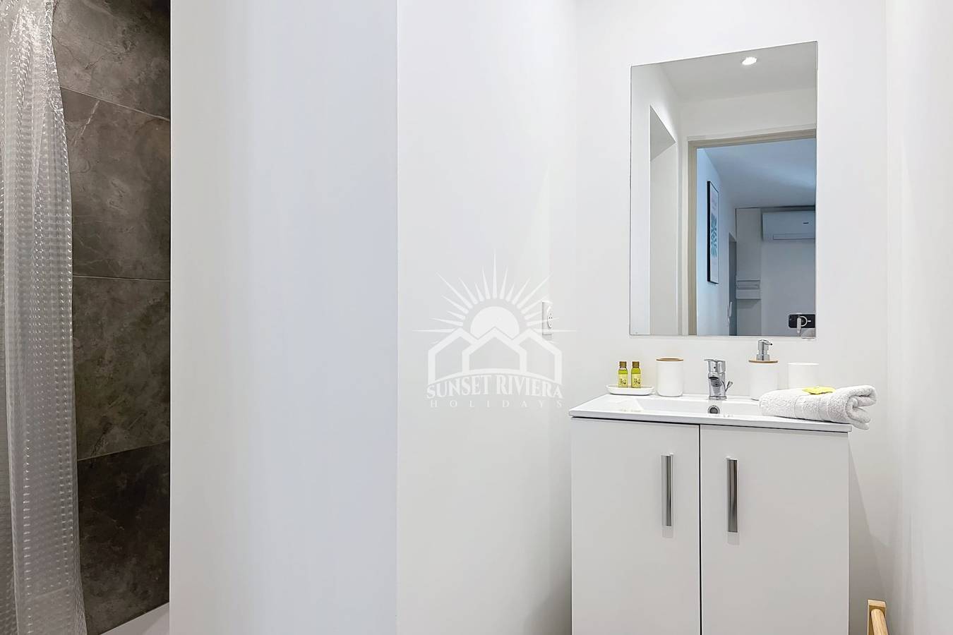 Entire apartment, The Lavender Nest I For 3 By Sunset in Valbonne, Cannes region