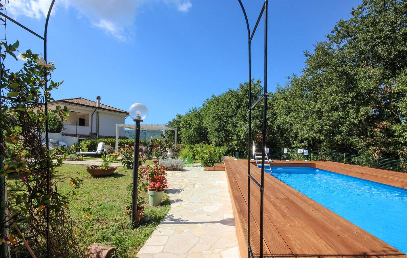 Entire holiday apartment, Cozy Beachside Apartment with Pool and Parking in Castellabate, Cilento