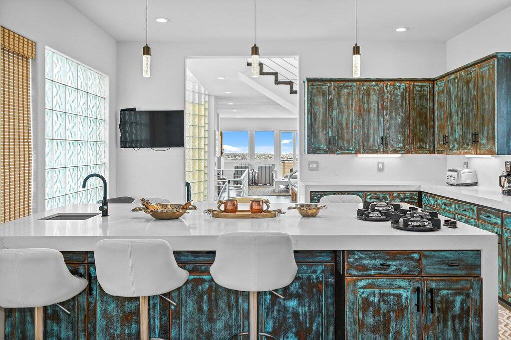 Santa Monica Beach Front Estate---Next to Sm Pier --- 2025 Renovations in Santa Monica Beach, Santa Monica