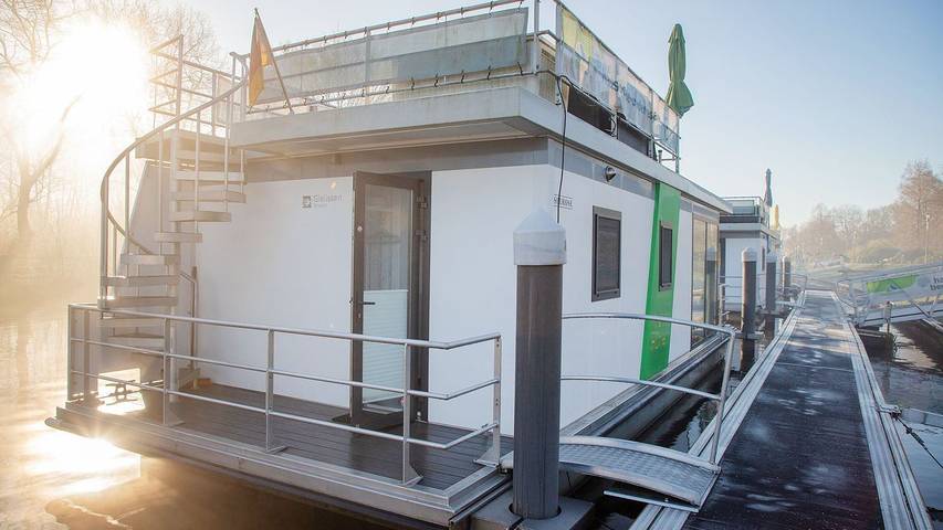 Ferienhaus für 4 Personen, mit Terrasse und Pool sowie Seeblick und Sauna in Bad Bederkesa