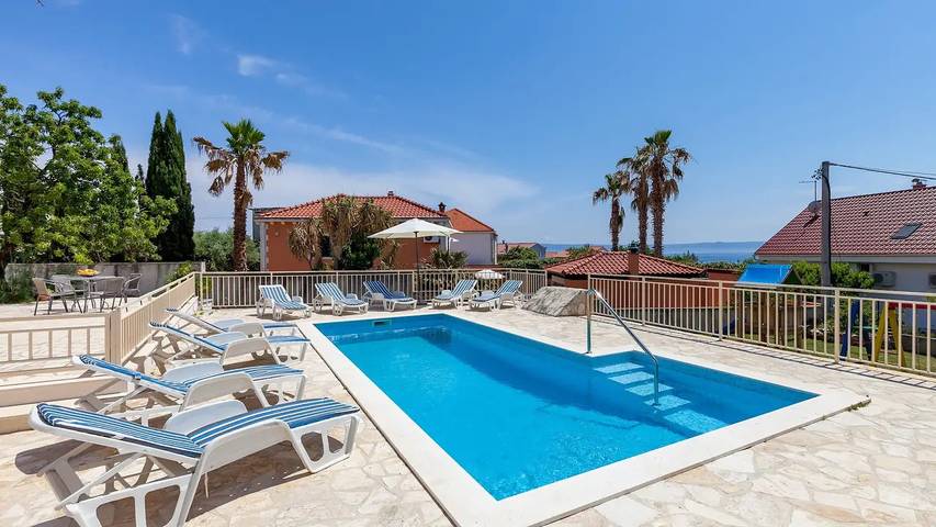 Villa pour 10 personnes, avec jardin et piscine à Sumartin
