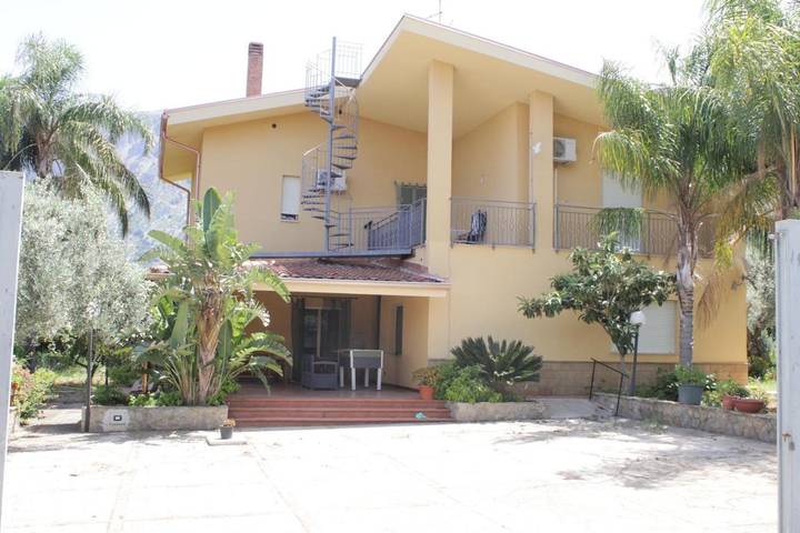 Casa vacanza per 14 persone, con Balcone e Terrazza nonché Giardino e Piscina a Cinisi