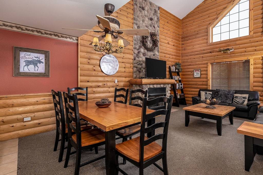 Jacuzzis & Family Kitchen & Entertainment Area in Starved Rock State Park