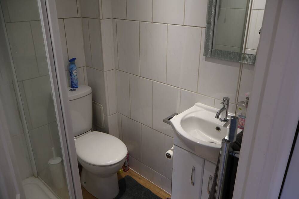 Modern cabin in residential area near 2 train stations with mainlines to London in Bromley, London