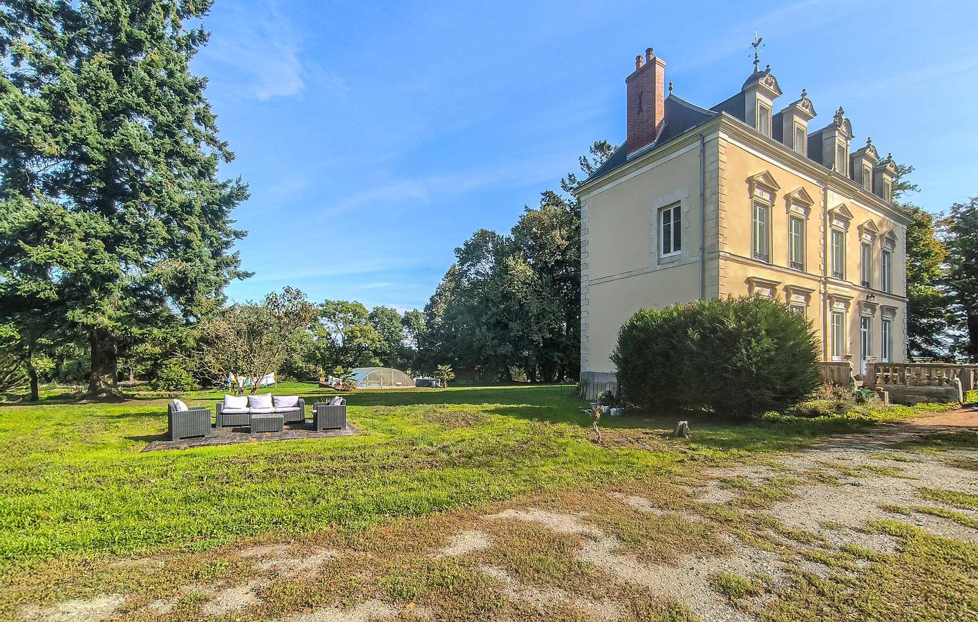 Modernes Apartment mit Pool und Parkplatz, 1,5 km von Parennes entfernt in Parennes, Sarthe