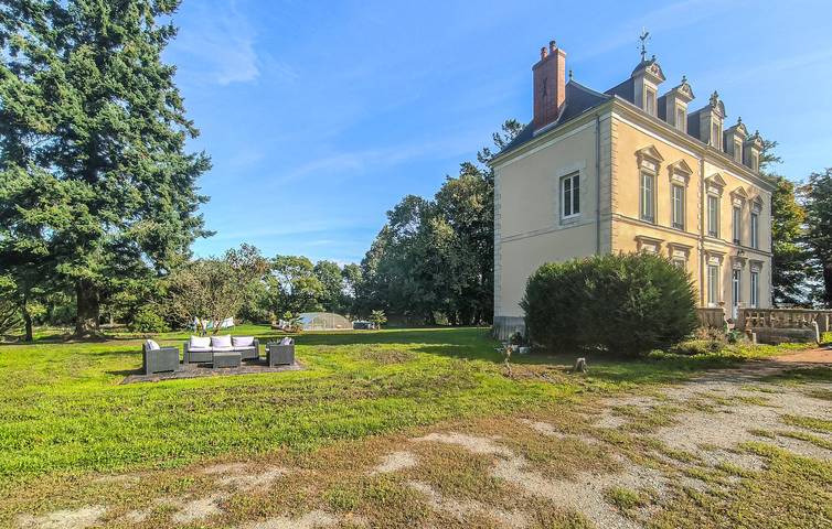 Location de vacances pour 11 personnes, avec Terrasse ainsi que Jardin et Piscine à Torcé-Viviers-en-Charnie
