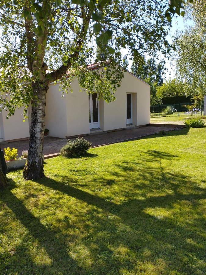 Location de vacances pour 2 personnes, avec jardin ainsi que terrasse et vue à Saint-Just-Luzac - 2