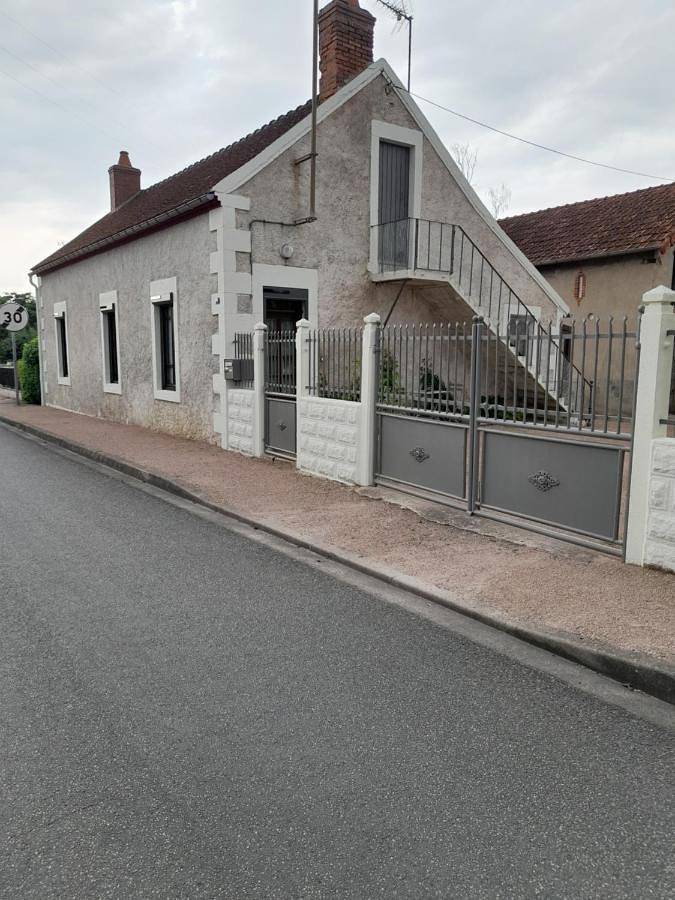 Three-Bedroom House in Thiel-sur-Acolin, Allier