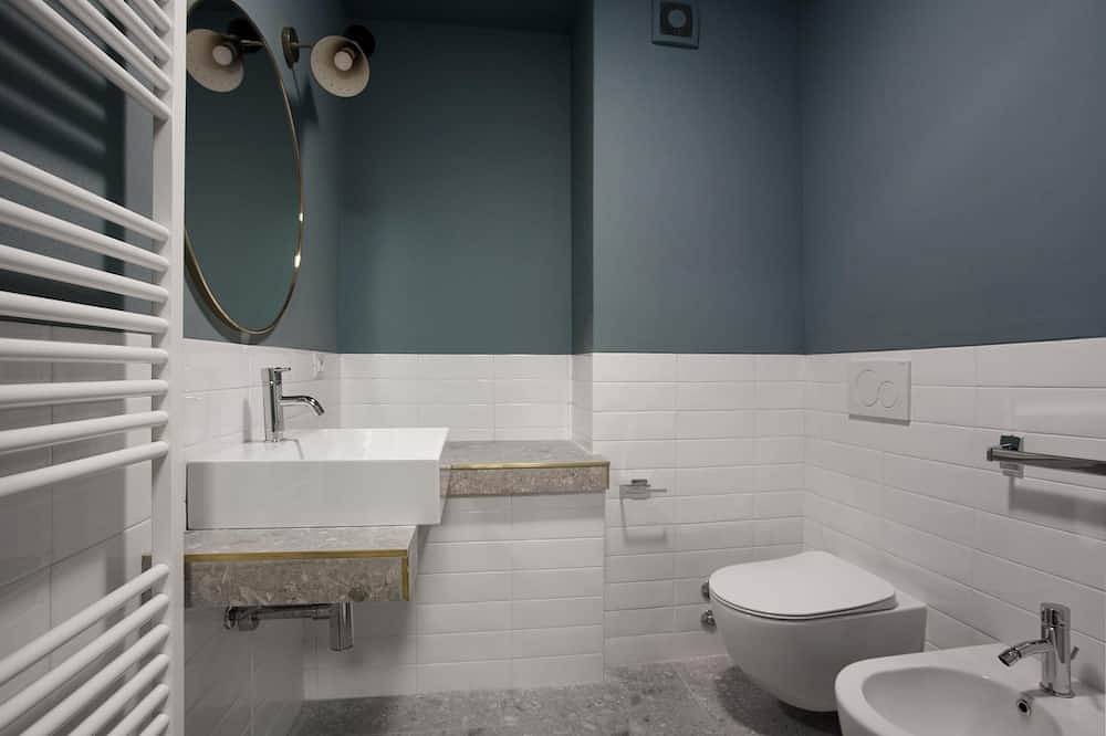 Hel lejlighed, Suite \"Tinca\" at 2 steps from the lake with private dehor, lounge bar and swimming pool in Riva (Faggeto Lario), Faggeto Lario