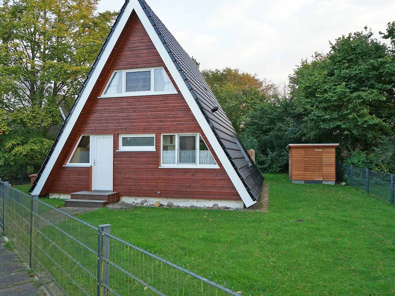 Zeltdachhaus mit Zaun und schönem Grundstück in Ostseebad Damp, Damp