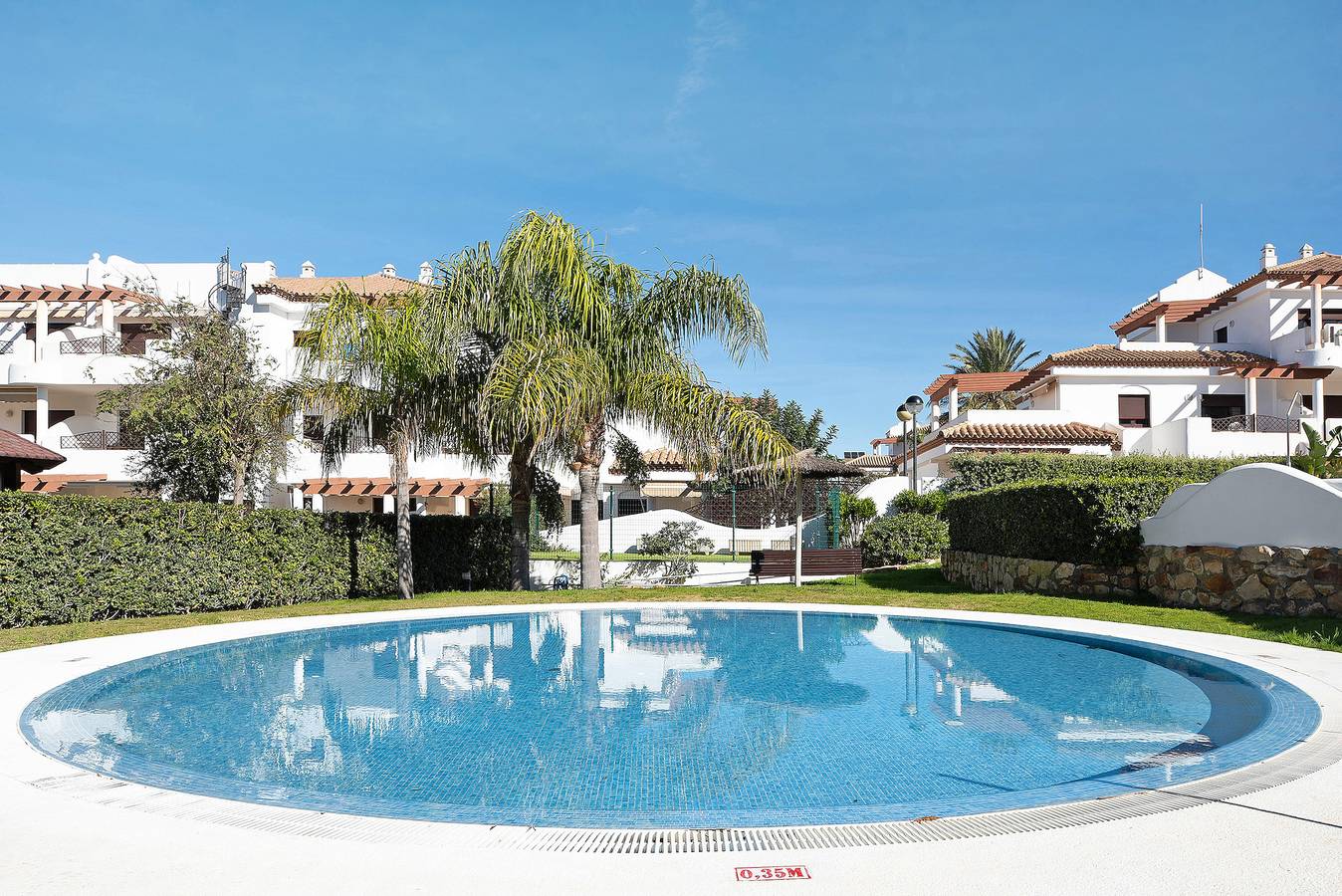 Apartamento entero, Apartamento 'Atico Coto De Santi Petri 122' con piscina compartida, Wi-Fi y aire acondicionado. in Playa La Barrosa, Chiclana de la Frontera
