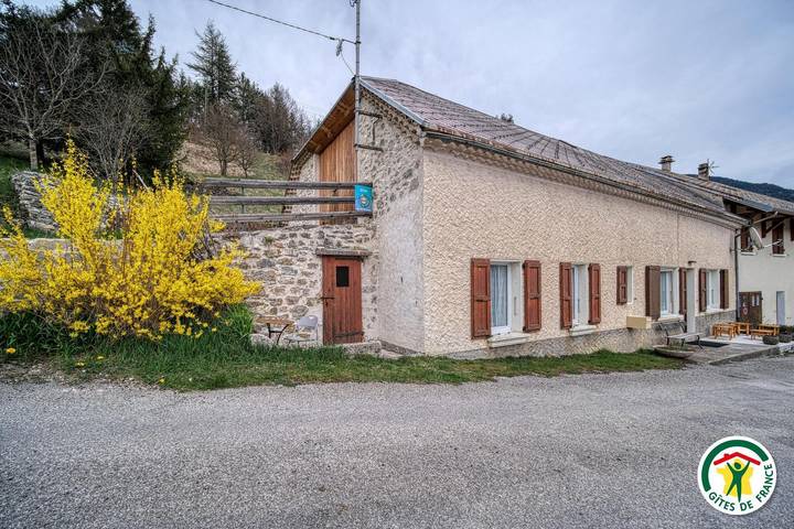 Gîte pour 5 personnes, avec terrasse et jardin, animaux acceptés