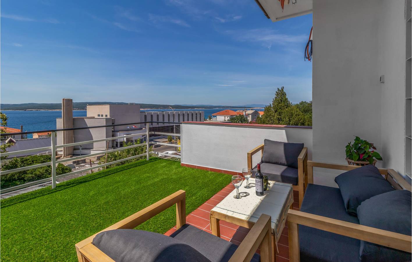 Ganze Ferienwohnung, Gemütlich, 1,5 km zum Strand: Apartment mit WLAN, Klimaanlage und Terrasse in Crikvenica, Primorje-Gorski Kotar