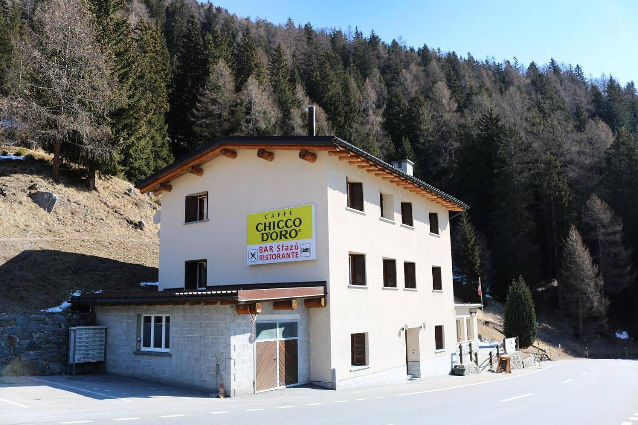 Twin Room with Private Bathroom in Poschiavo, Livigno Alpen
