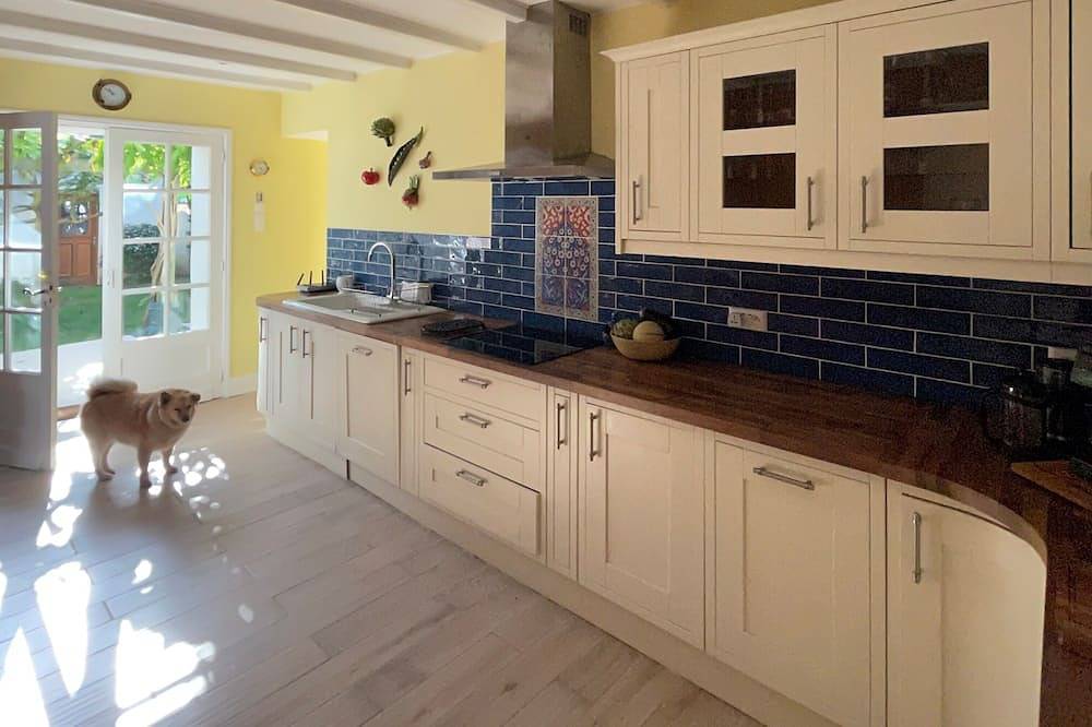 Riverside 4 bedroom House in a stunning village, close to miles of beaches in Mornac-sur-Seudre, Côte de Beauté