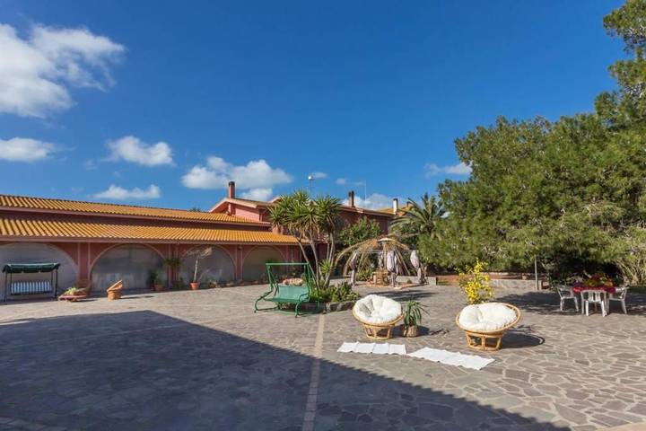 Location de vacances pour 3 personnes, avec Terrasse ainsi que Jardin et Vue à Arborea - 2