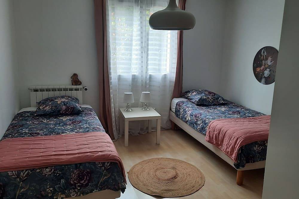 House swimming pool 10 km from Biarritz in Briscous, Bayonne region