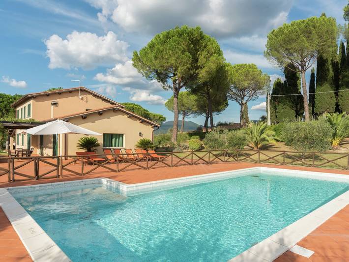 Agriturismo per 8 persone, con Terrazza e Giardino nonché Piscina a Calvi dell'Umbria