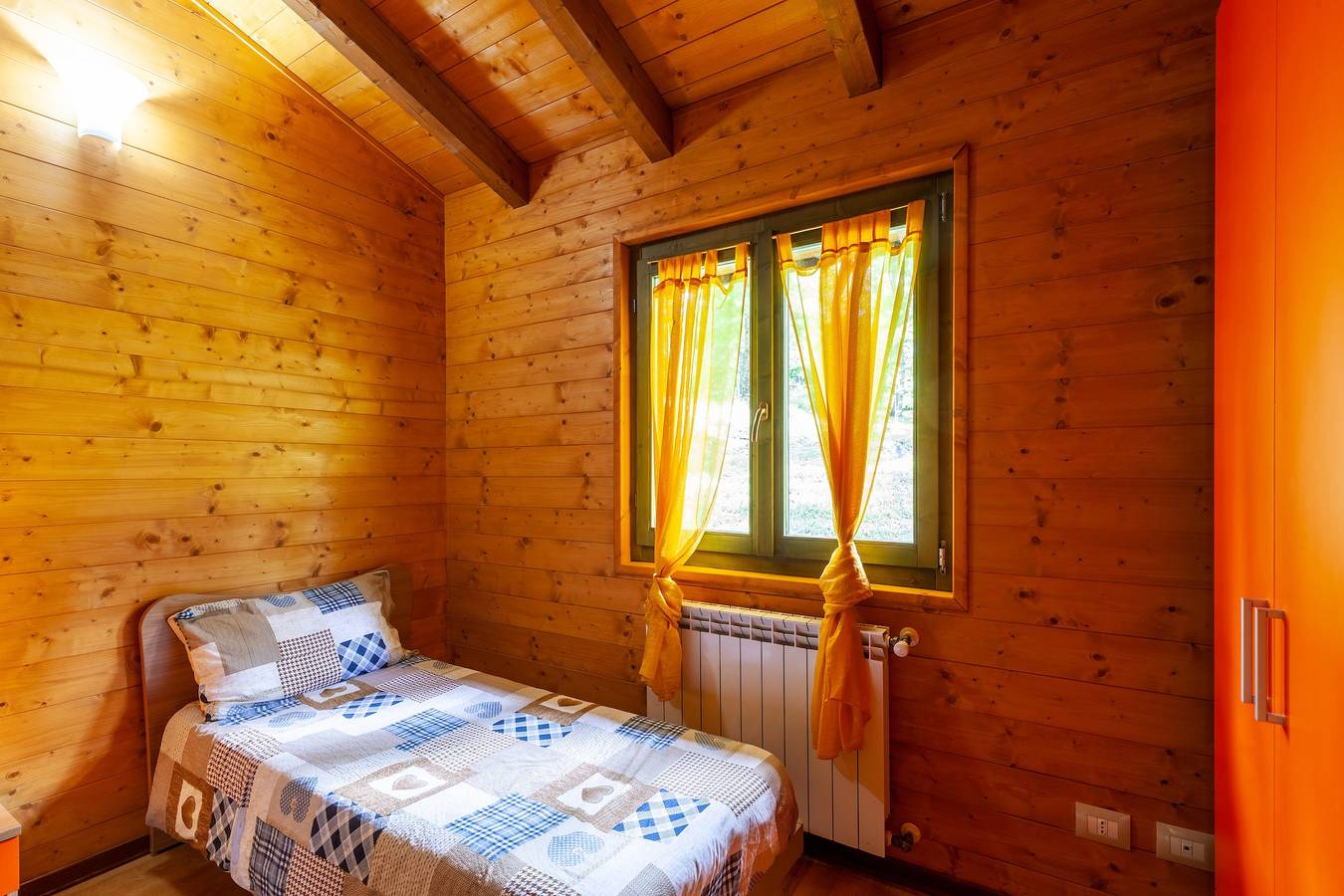 Chalet 'Mirtillo' – Villaggio Anemone mit Bergblick und privater Terrasse in Sillano, Giuncugnano