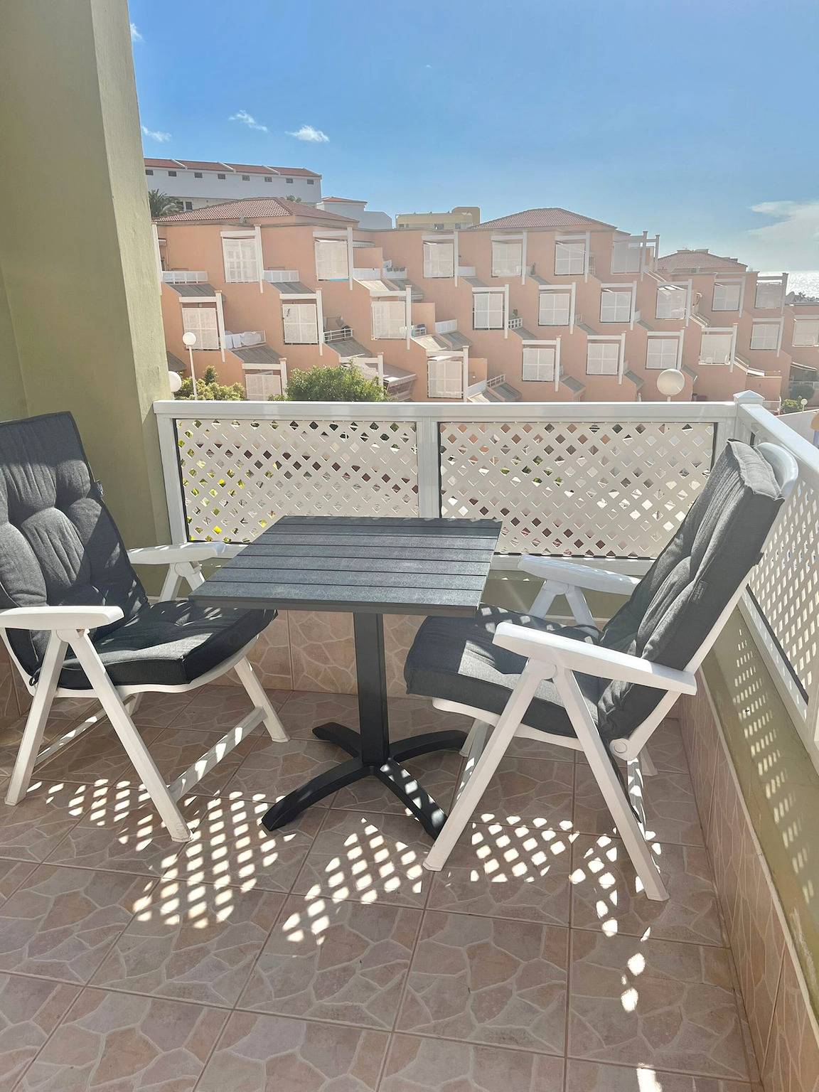 Appartement entier, Appartement de vacances 'Orlando' avec vue sur la mer, piscine partagée et Wi-Fi in Puerto Colon, Adeje